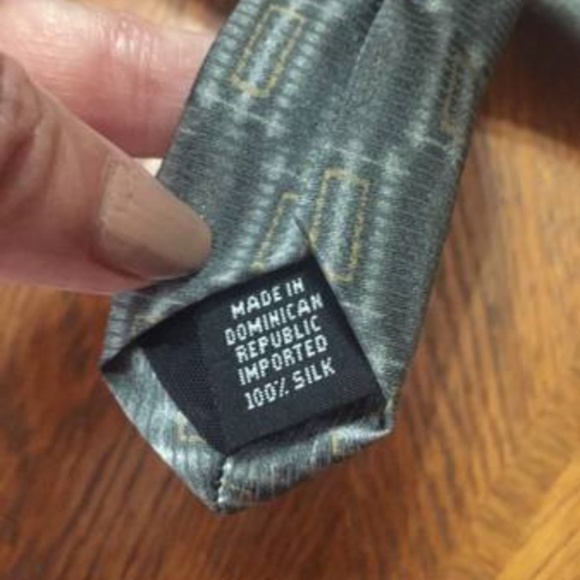 100% silk Van Heusen tie - Picture 3 of 3